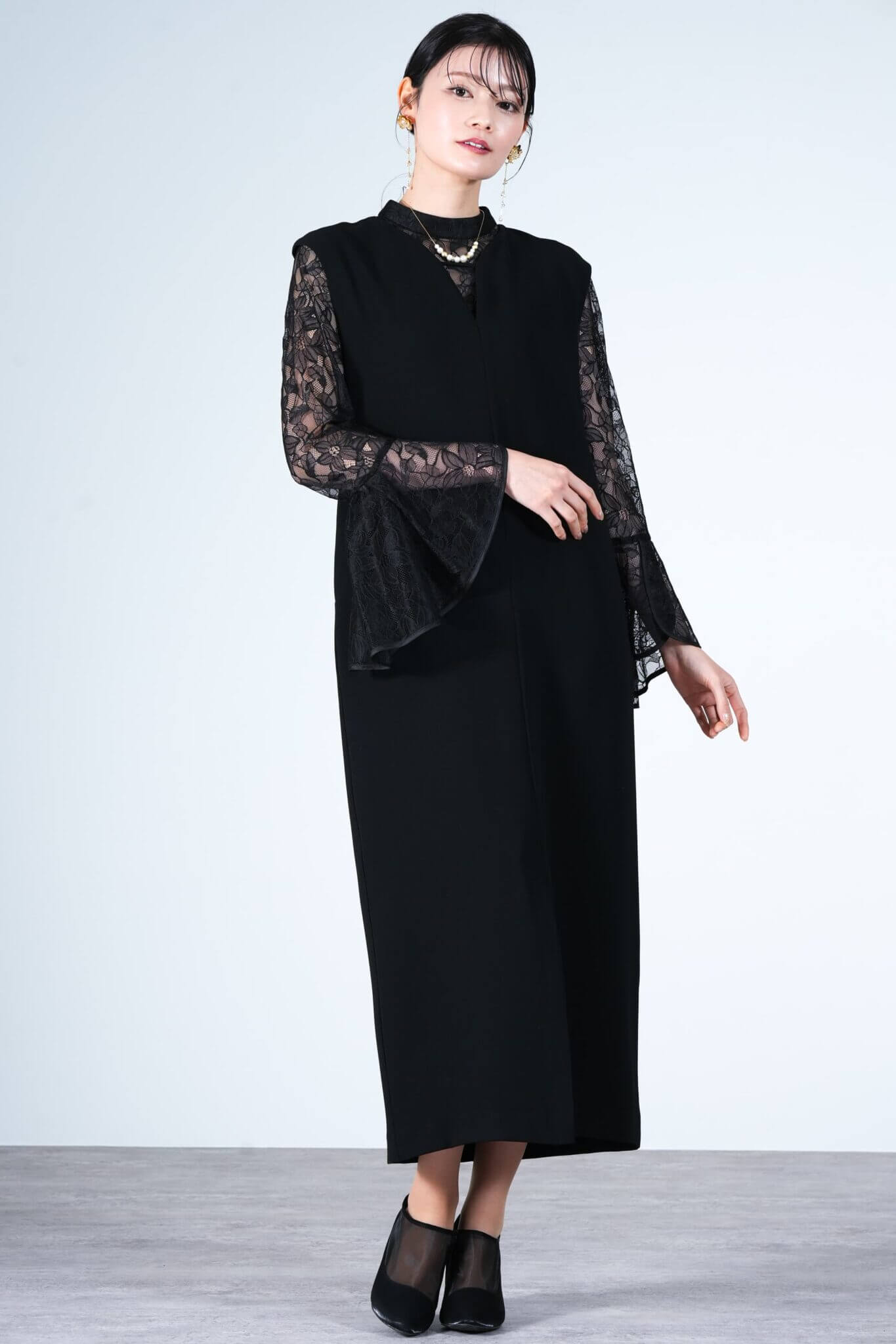 niana
花柄レース×ジャンスカブラックドレス
