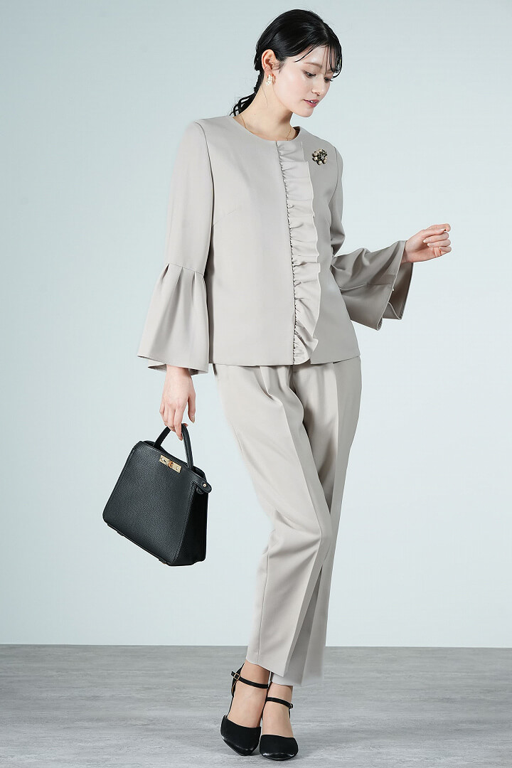 White Joola
片フリルデザインベージュパンツスーツセット