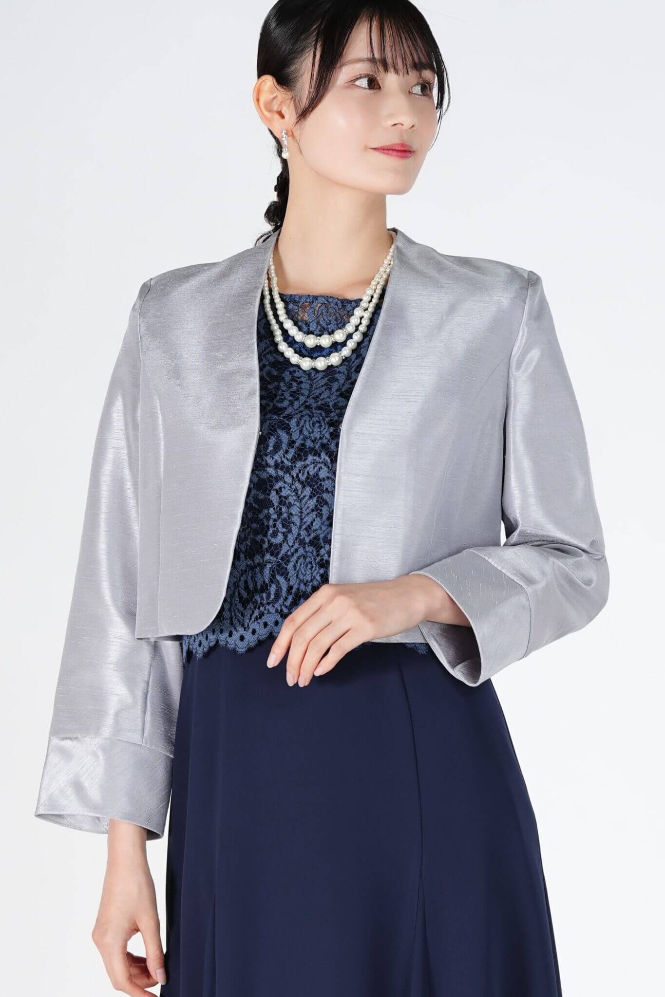 LUXE GRACE
シンプル光沢シルバージャケット